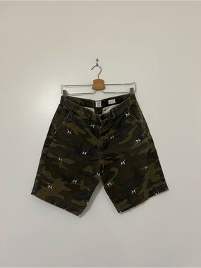 GAP 10 inch Men's Camouflage Cargo Shorts with Embroidered Dogs